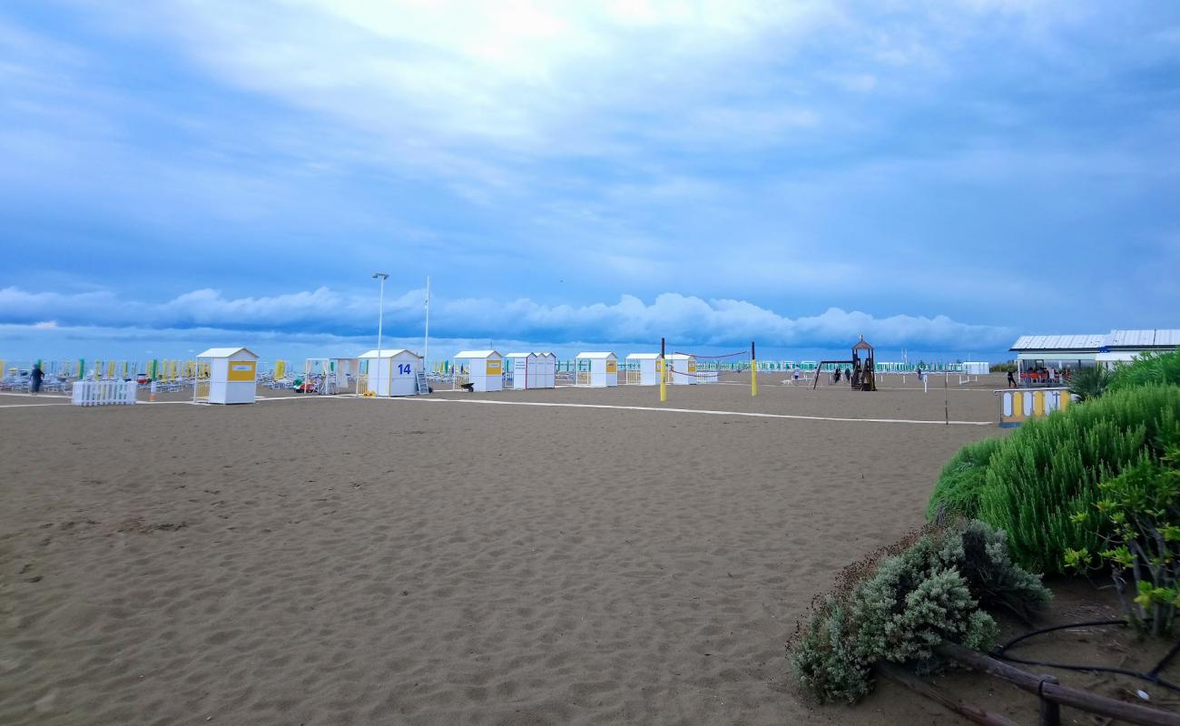Spiaggia di Caorle'in fotoğrafı açık bej kum yüzey ile