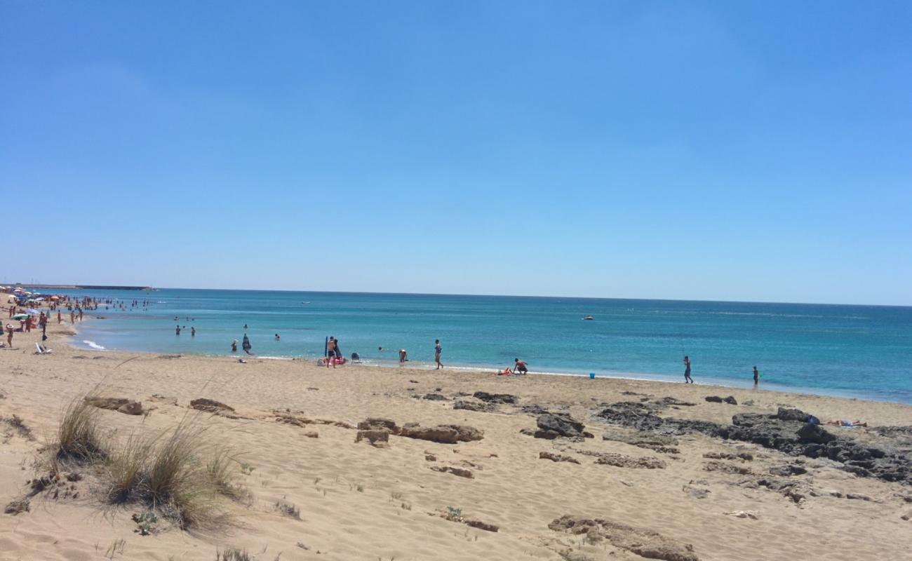 Spiaggia d'Ayala'in fotoğrafı açık bej kum yüzey ile