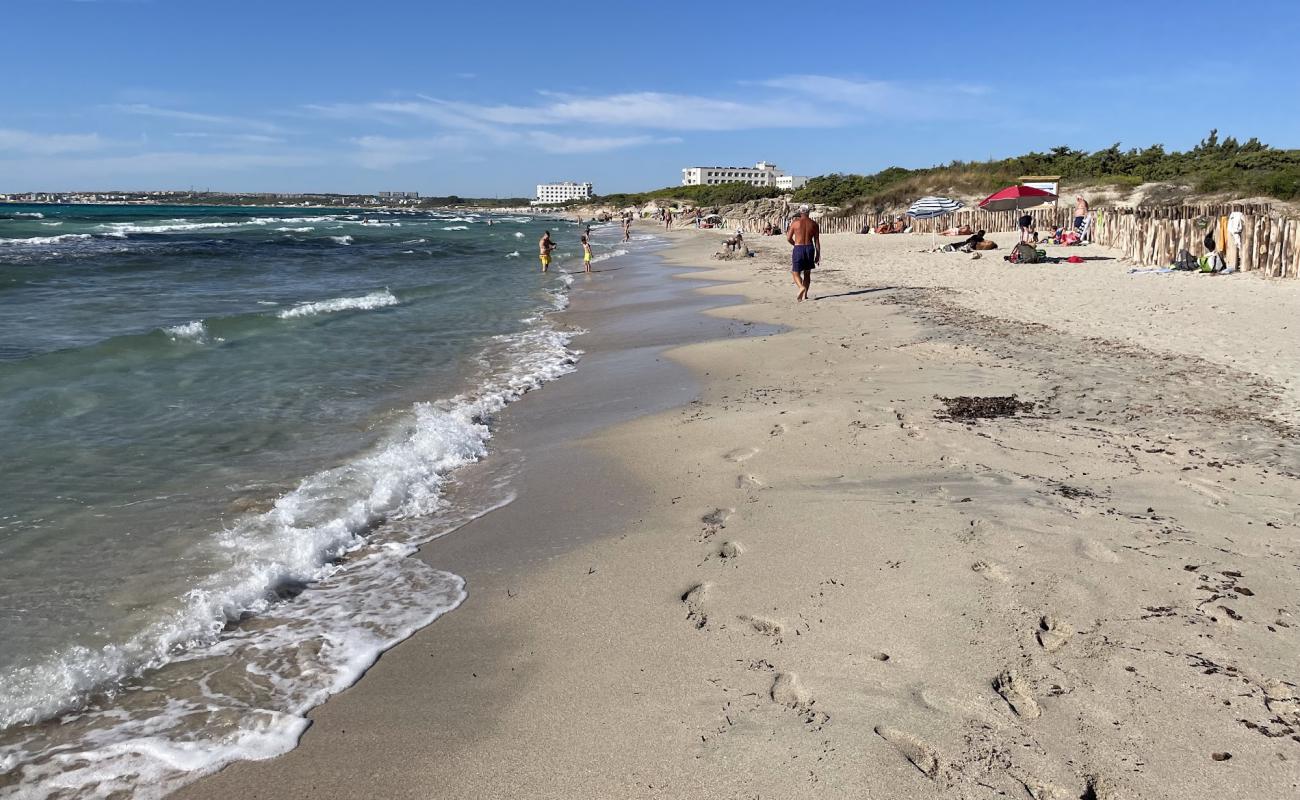 Spiaggia degli Innamorati'in fotoğrafı parlak kum yüzey ile