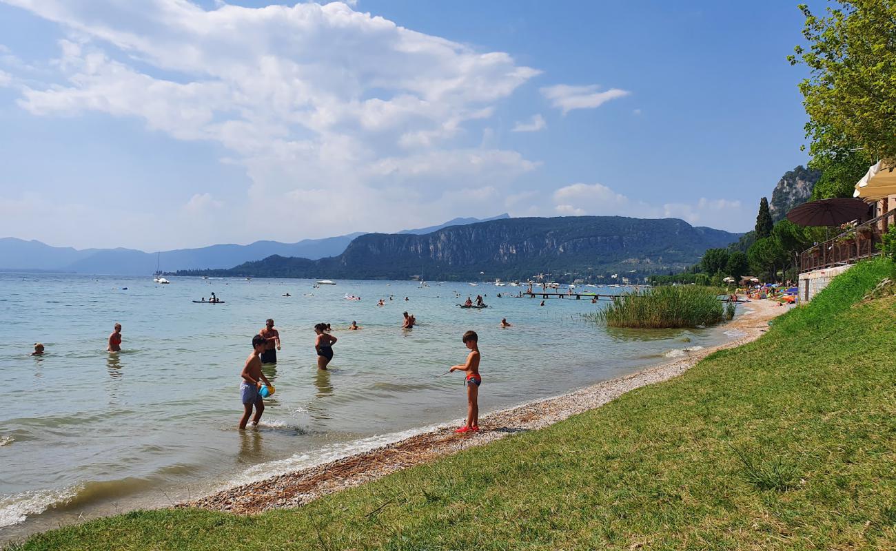 Spiaggia di Bardolino'in fotoğrafı küçük bej çakıl yüzey ile