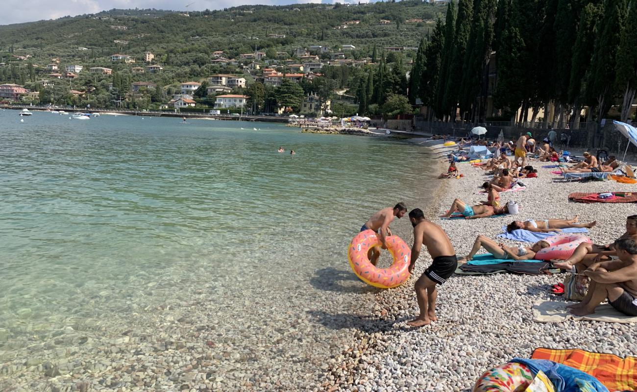 Spiaggia di Torri del Benaco'in fotoğrafı hafif ince çakıl taş yüzey ile