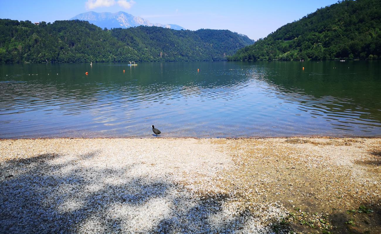 Spiaggia pubblica di Levico'in fotoğrafı hafif ince çakıl taş yüzey ile