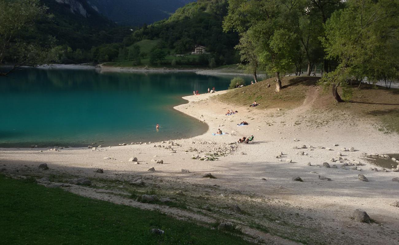 Lago di Tenno Beach'in fotoğrafı gri çakıl taşı yüzey ile