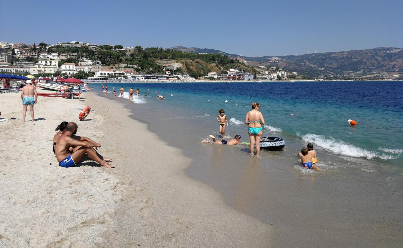 Soverato Plajı'in fotoğrafı açık bej kum yüzey ile