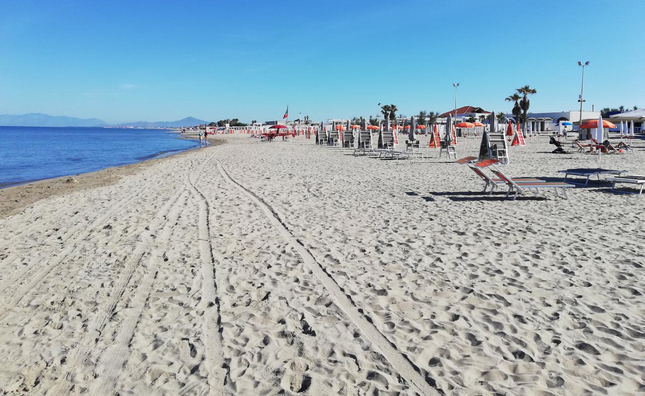 Kami Plajı (Lido di Licola)'in fotoğrafı parlak kum yüzey ile