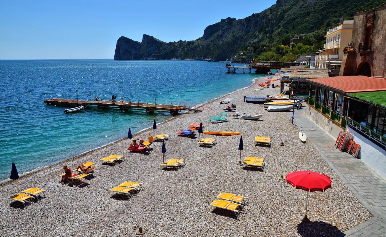 Nerano Plajı'in fotoğrafı gri çakıl taşı yüzey ile