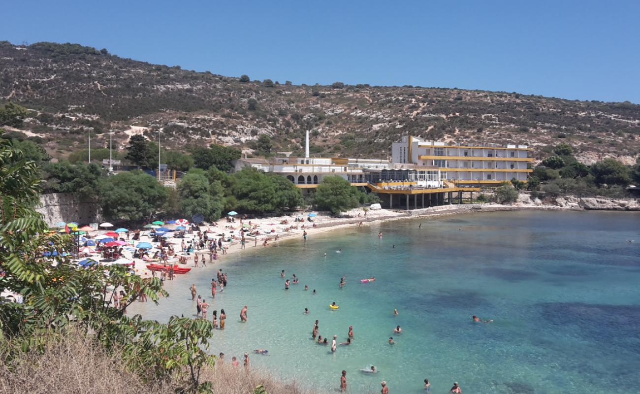 Calamosca Plajı'in fotoğrafı bej kum ve kayalar yüzey ile