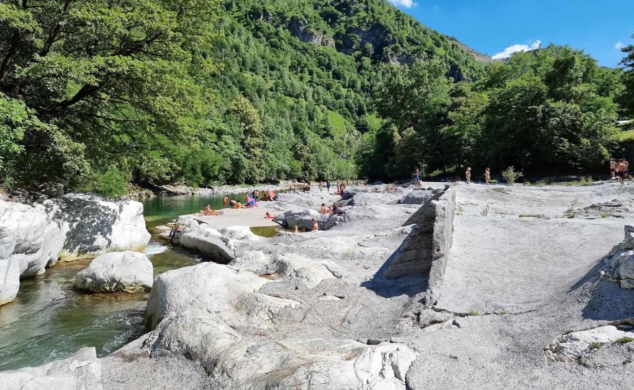 Coston Plajı'in fotoğrafı taşlar yüzey ile