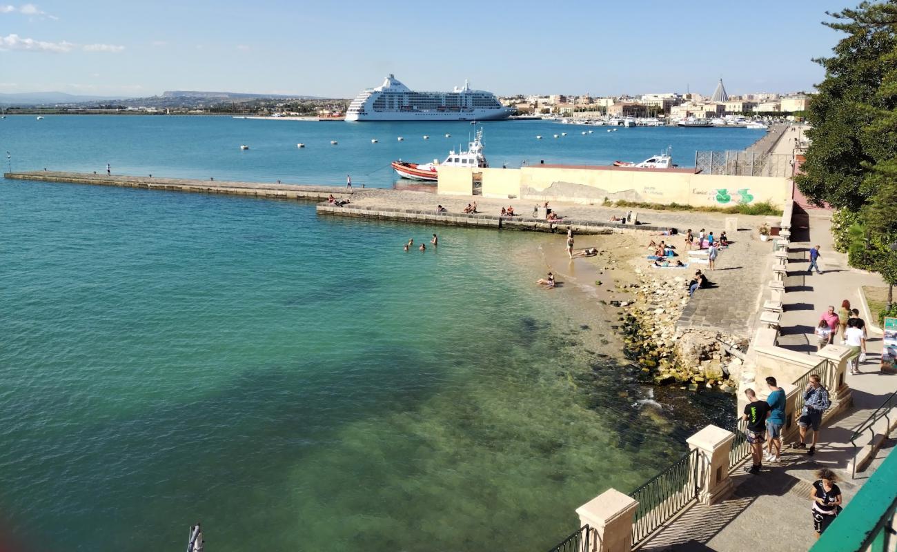 Spiaggetta della Marina in Ortigia'in fotoğrafı parlak kum yüzey ile