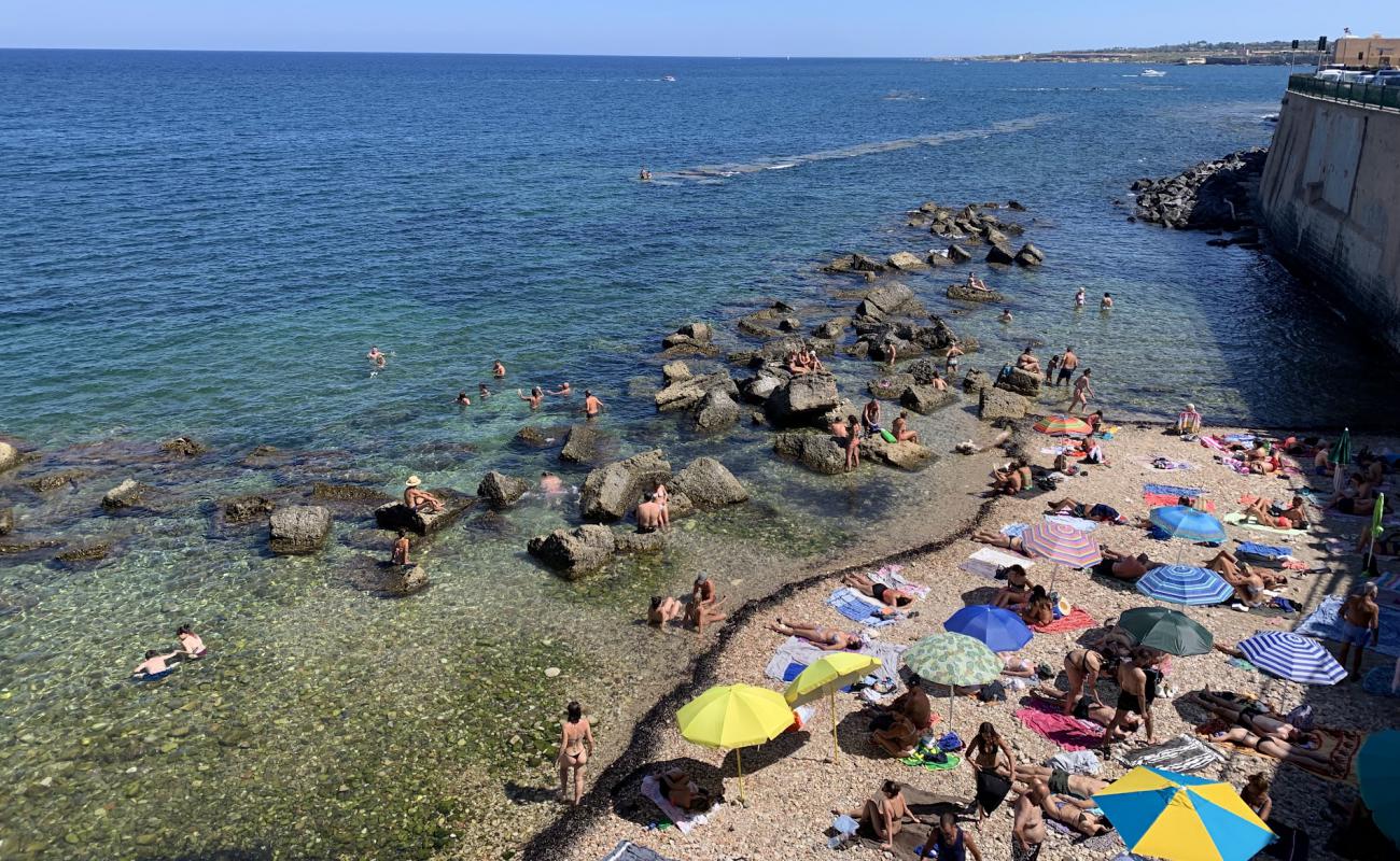 Cala Rossa Beach'in fotoğrafı taşlı kum yüzey ile