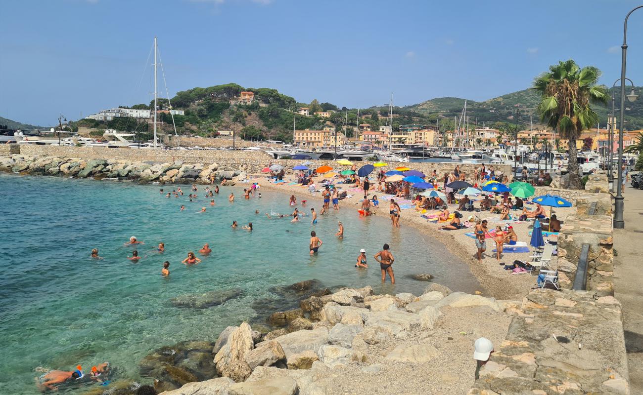 Spiaggia della Pianotta'in fotoğrafı hafif ince çakıl taş yüzey ile