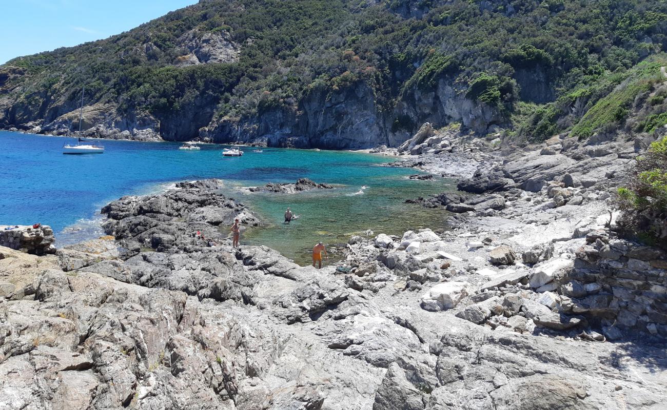 Spiaggia dello Stagnone'in fotoğrafı kayalık arazi yüzey ile