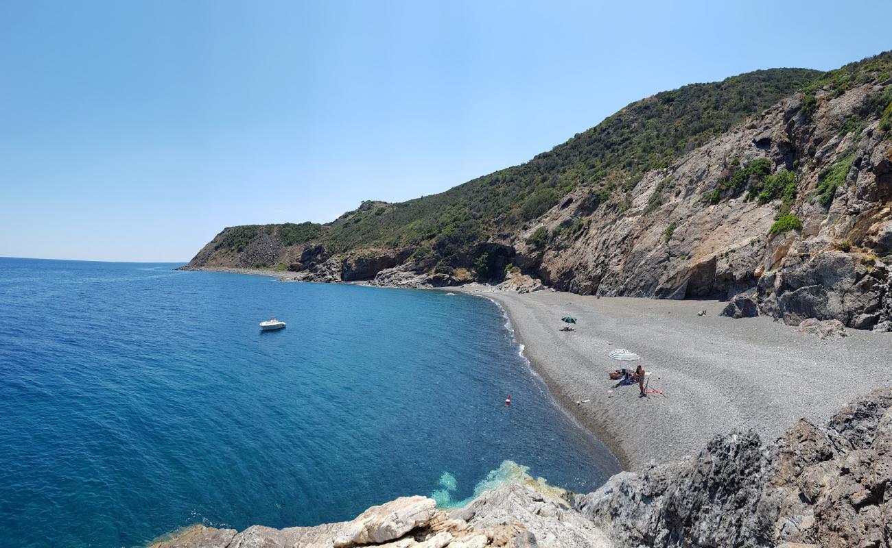Ginevro Beach'in fotoğrafı kayalık arazi yüzey ile