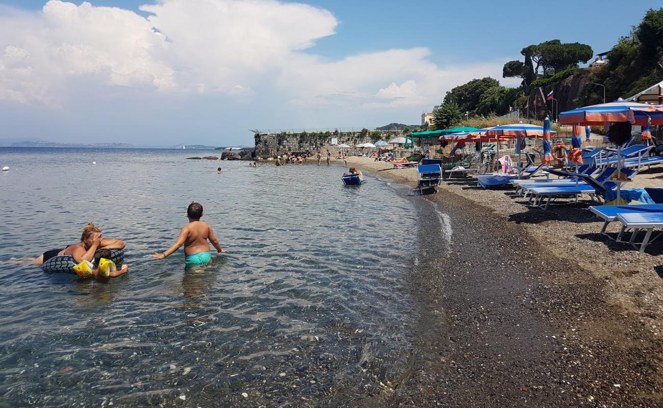 Bagno Salvatore'in fotoğrafı gri kum yüzey ile
