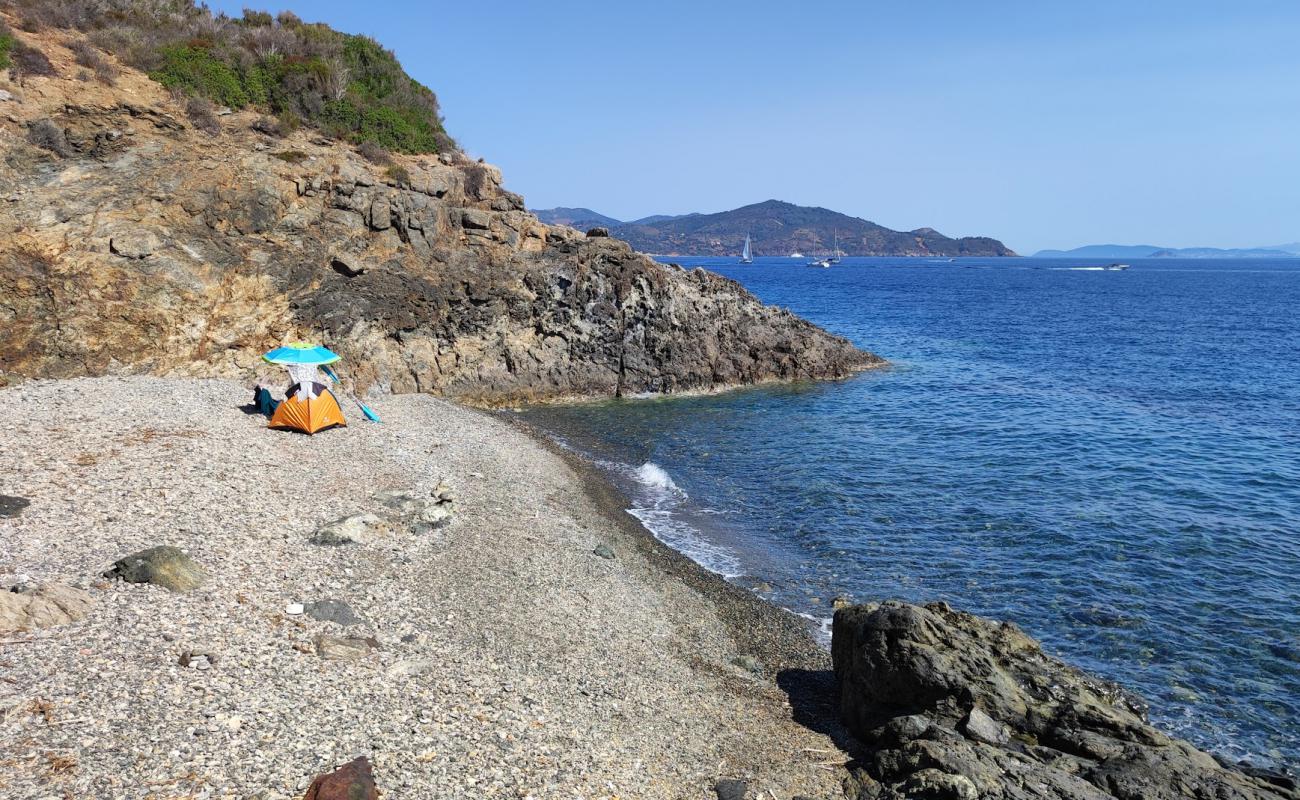 Sassi Neri Beach'in fotoğrafı gri çakıl taşı yüzey ile