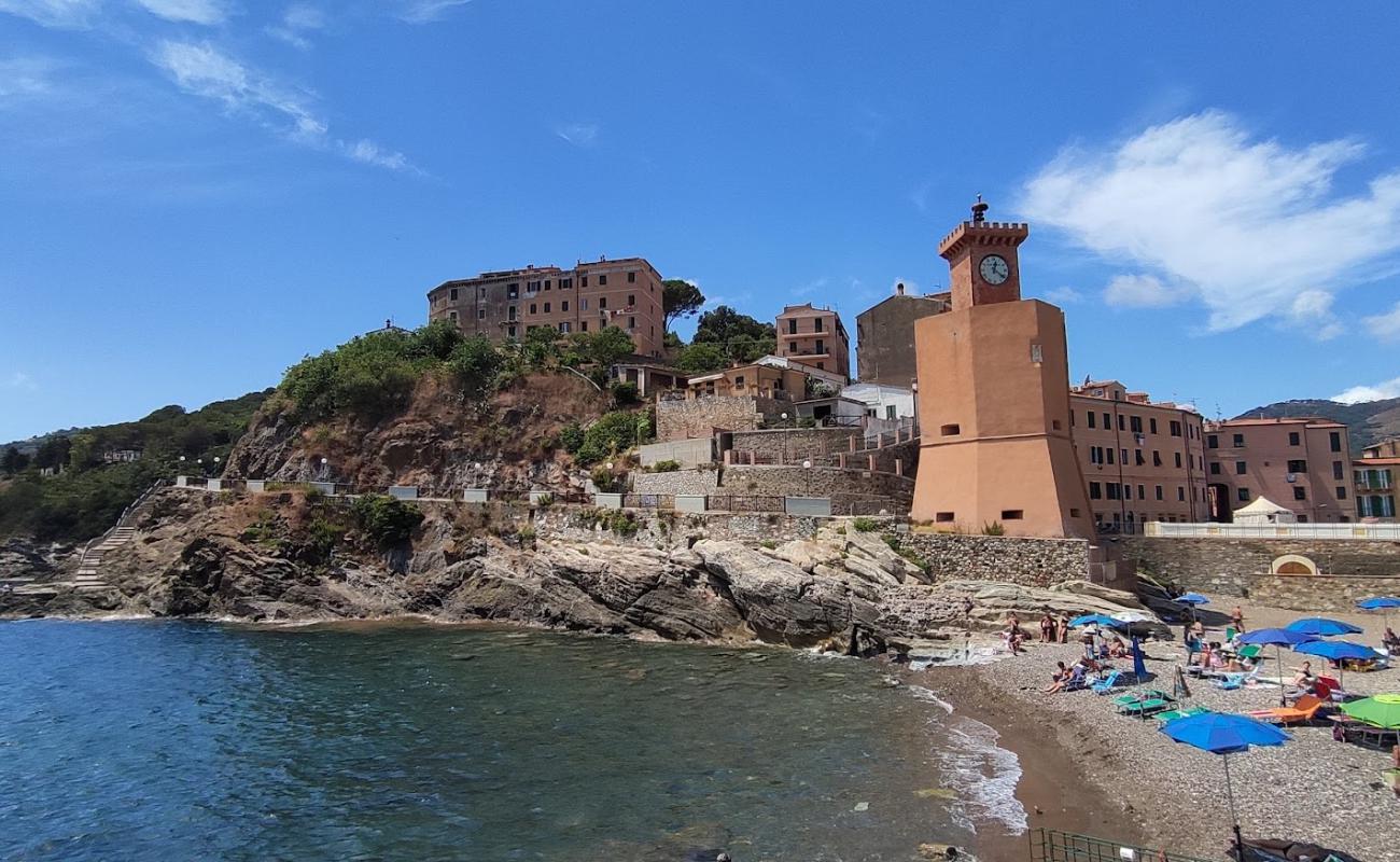 Spiaggia La Torre'in fotoğrafı gri çakıl taşı yüzey ile