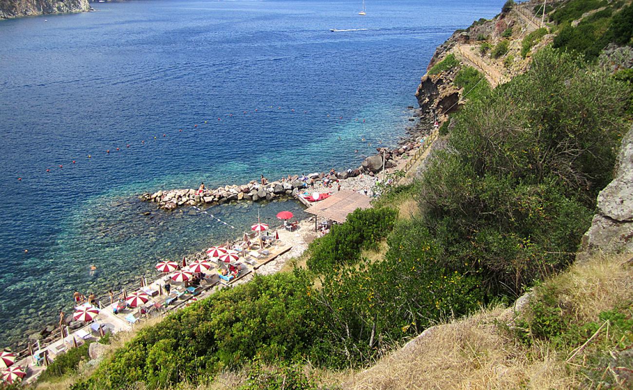 Spiaggia Cala la Grotta'in fotoğrafı gri çakıl taşı yüzey ile