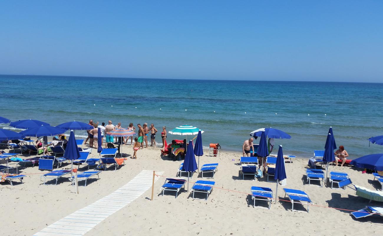 Bau Bau Beach'in fotoğrafı parlak kum yüzey ile