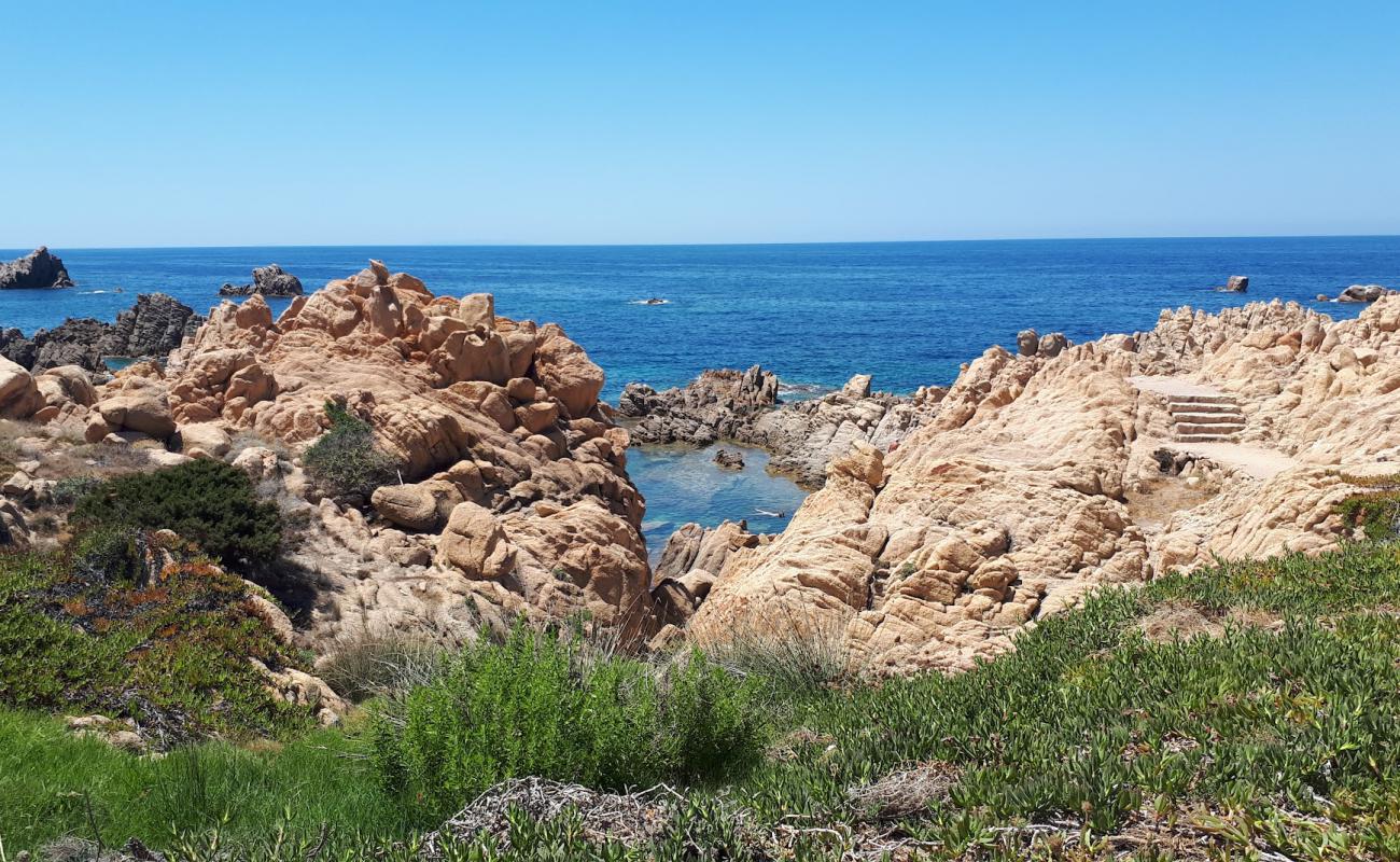 Li Baietti Beach'in fotoğrafı rocky shore yüzey ile