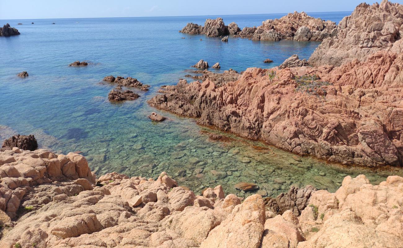 La Sorgente Beach'in fotoğrafı kayalık arazi yüzey ile