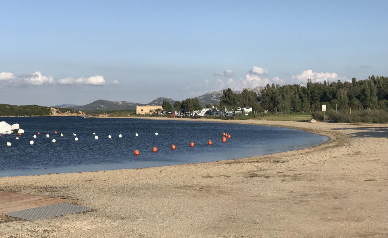 Spiaggia di Porto Pozzo'in fotoğrafı parlak kum yüzey ile