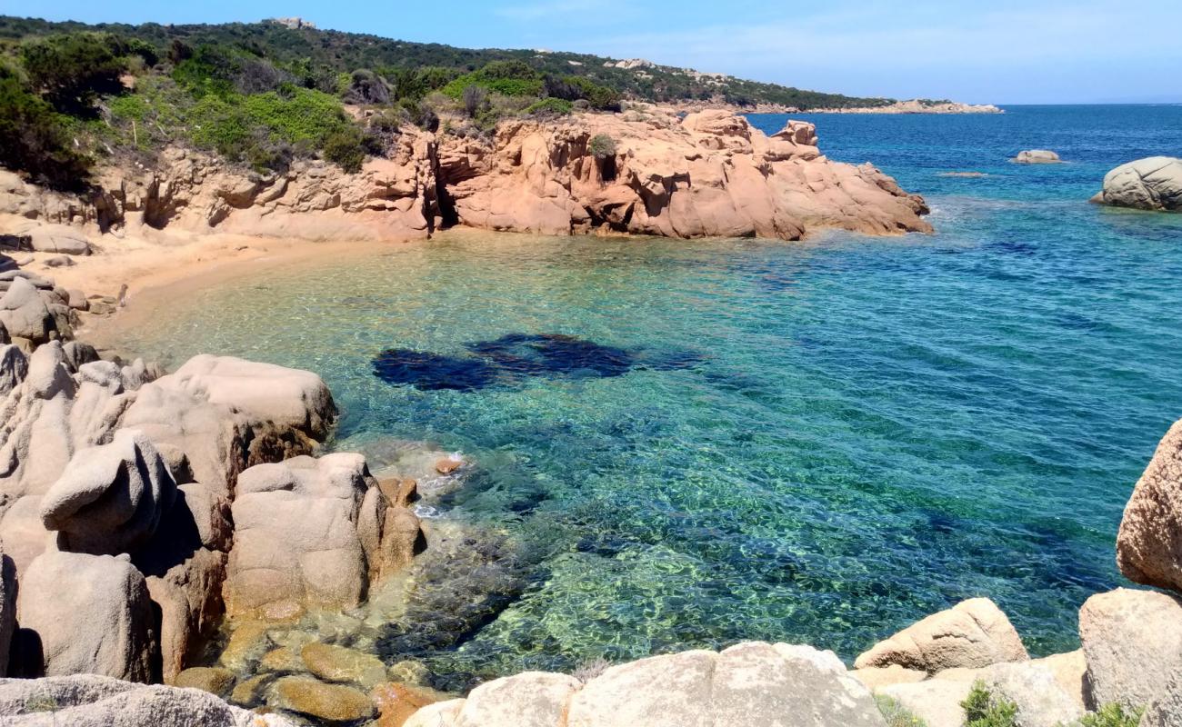Della Contessa Beach'in fotoğrafı açık bej kum yüzey ile