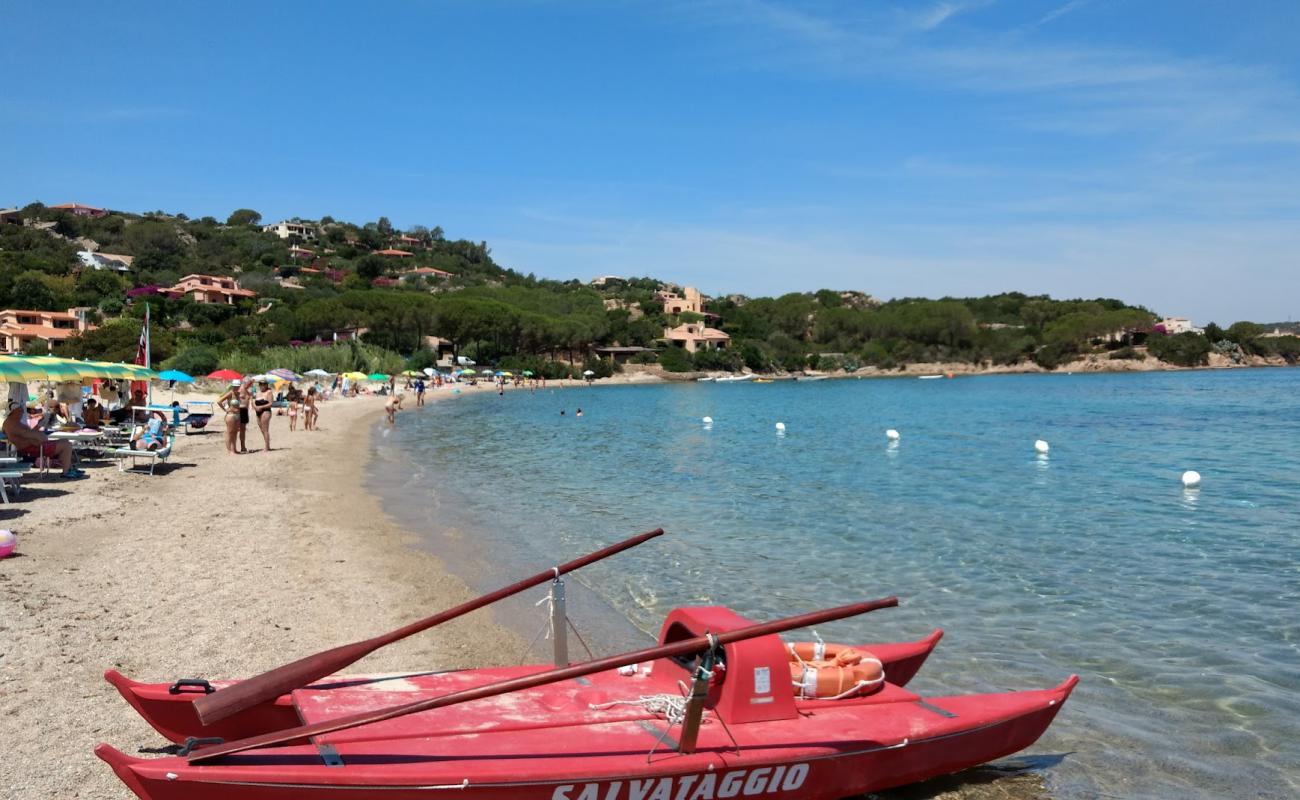 Cala Girgolu'in fotoğrafı parlak kum yüzey ile