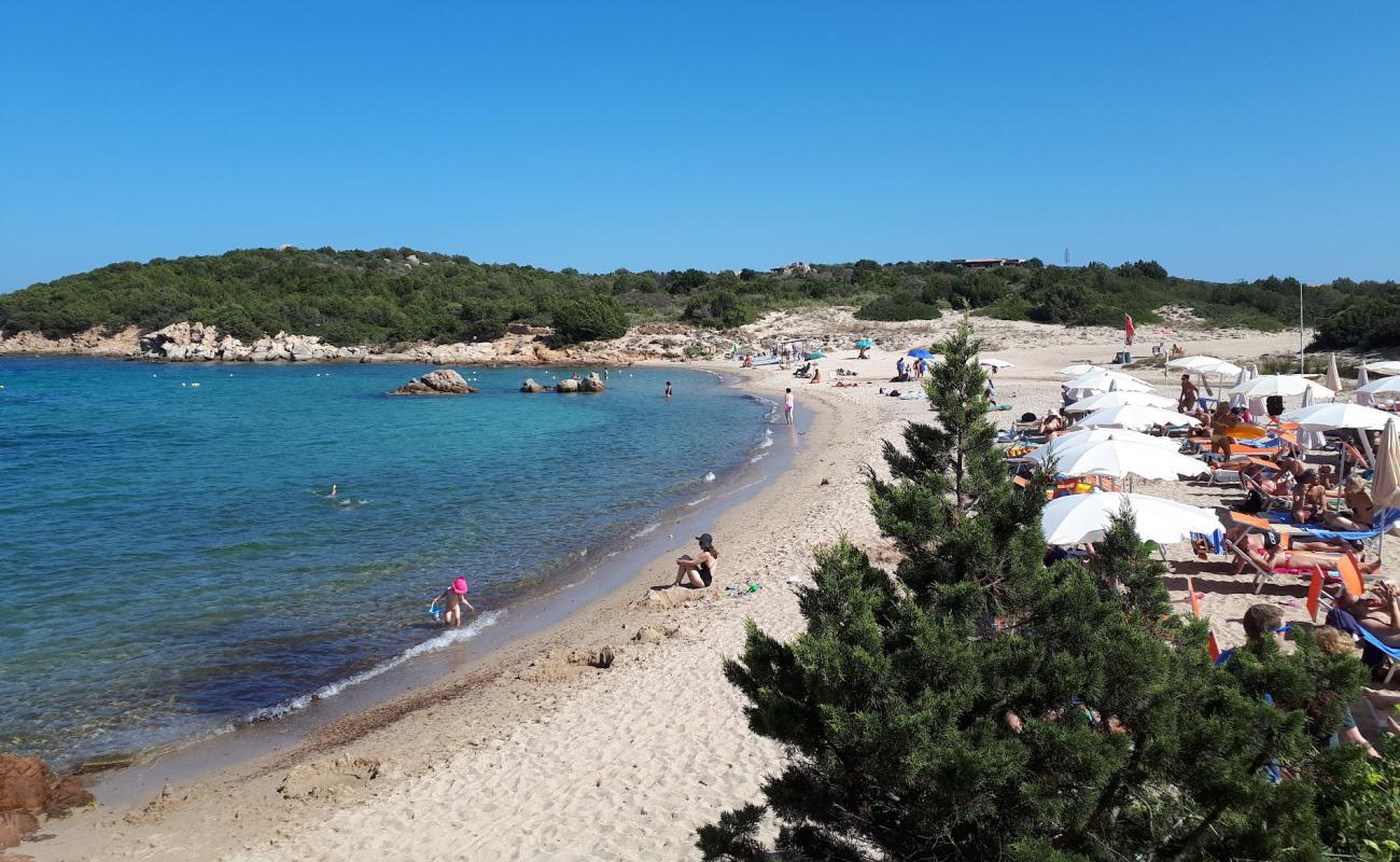 Spiaggia Grande Baia'in fotoğrafı parlak kum yüzey ile