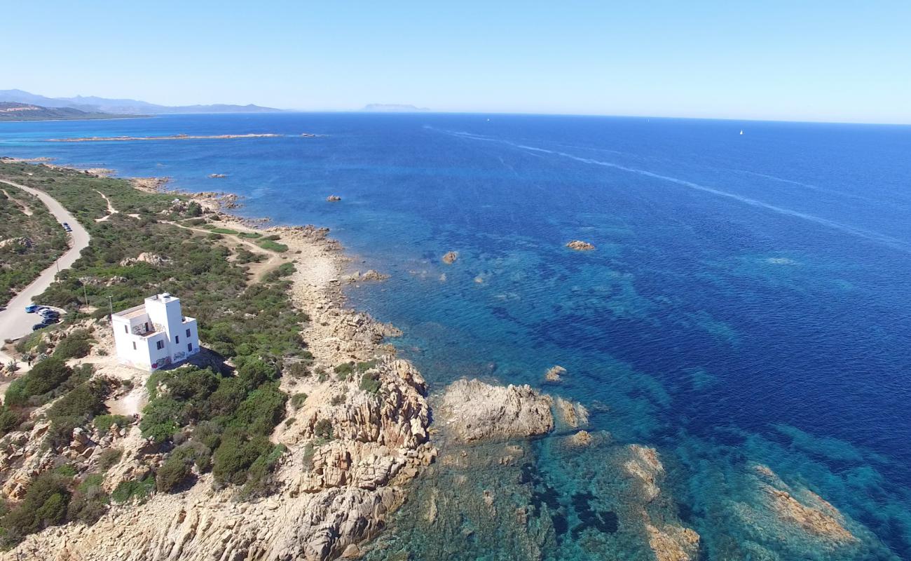 Faro di Capo Comino'in fotoğrafı taşlar yüzey ile