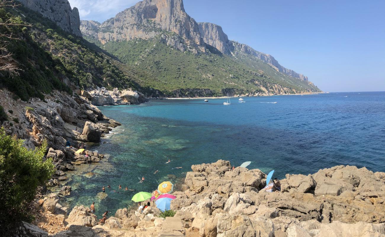 Cala di Pedra Longa'in fotoğrafı kayalık arazi yüzey ile