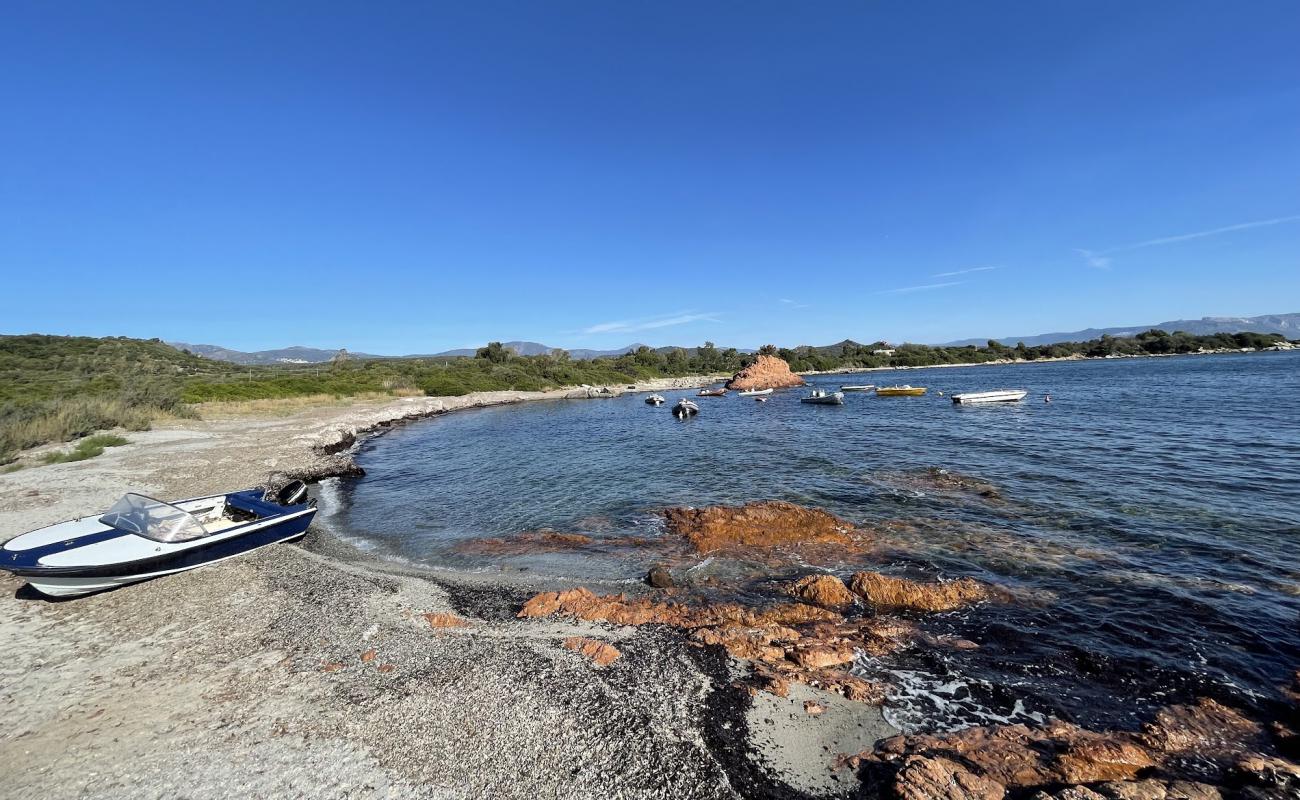 Spiaggia di S'Abba e s'Ulimu'in fotoğrafı taşlı kum yüzey ile