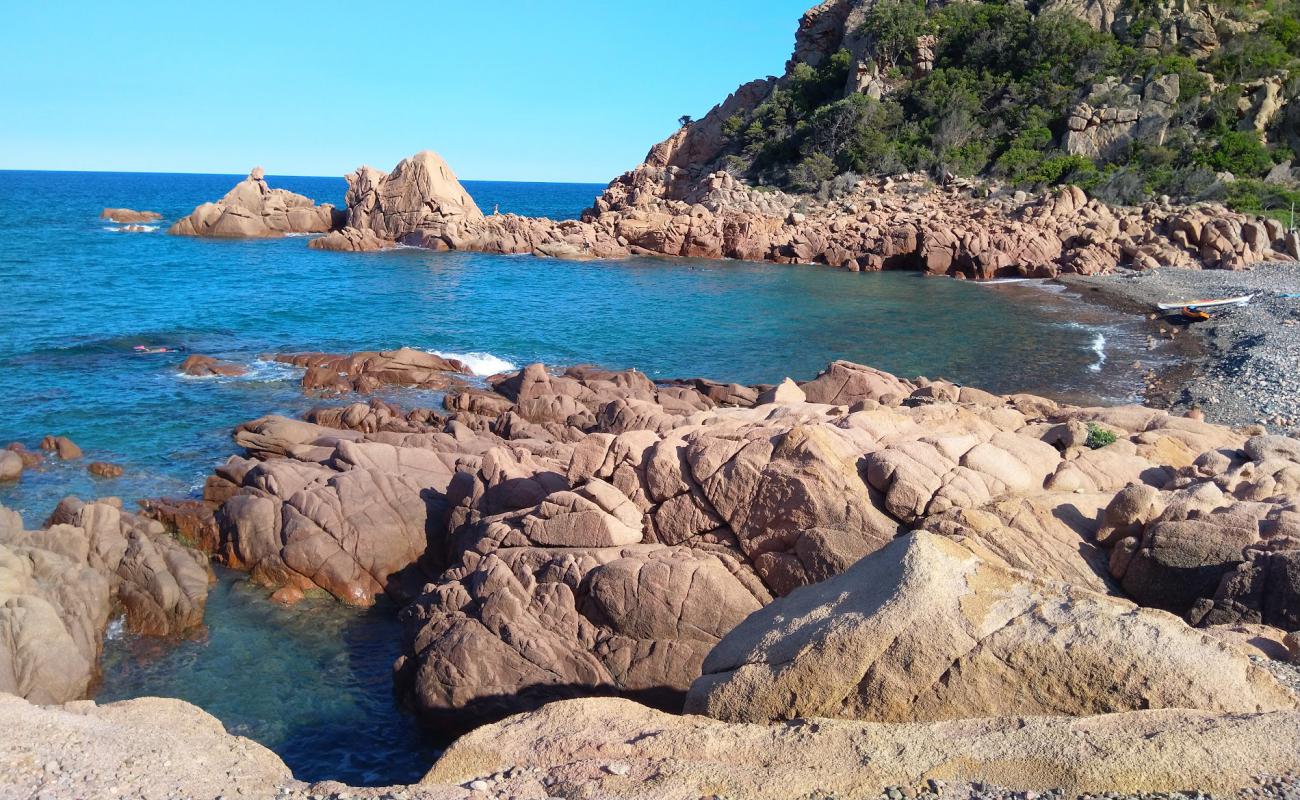 Spiaggia di Cala E' Luas'in fotoğrafı gri çakıl taşı yüzey ile