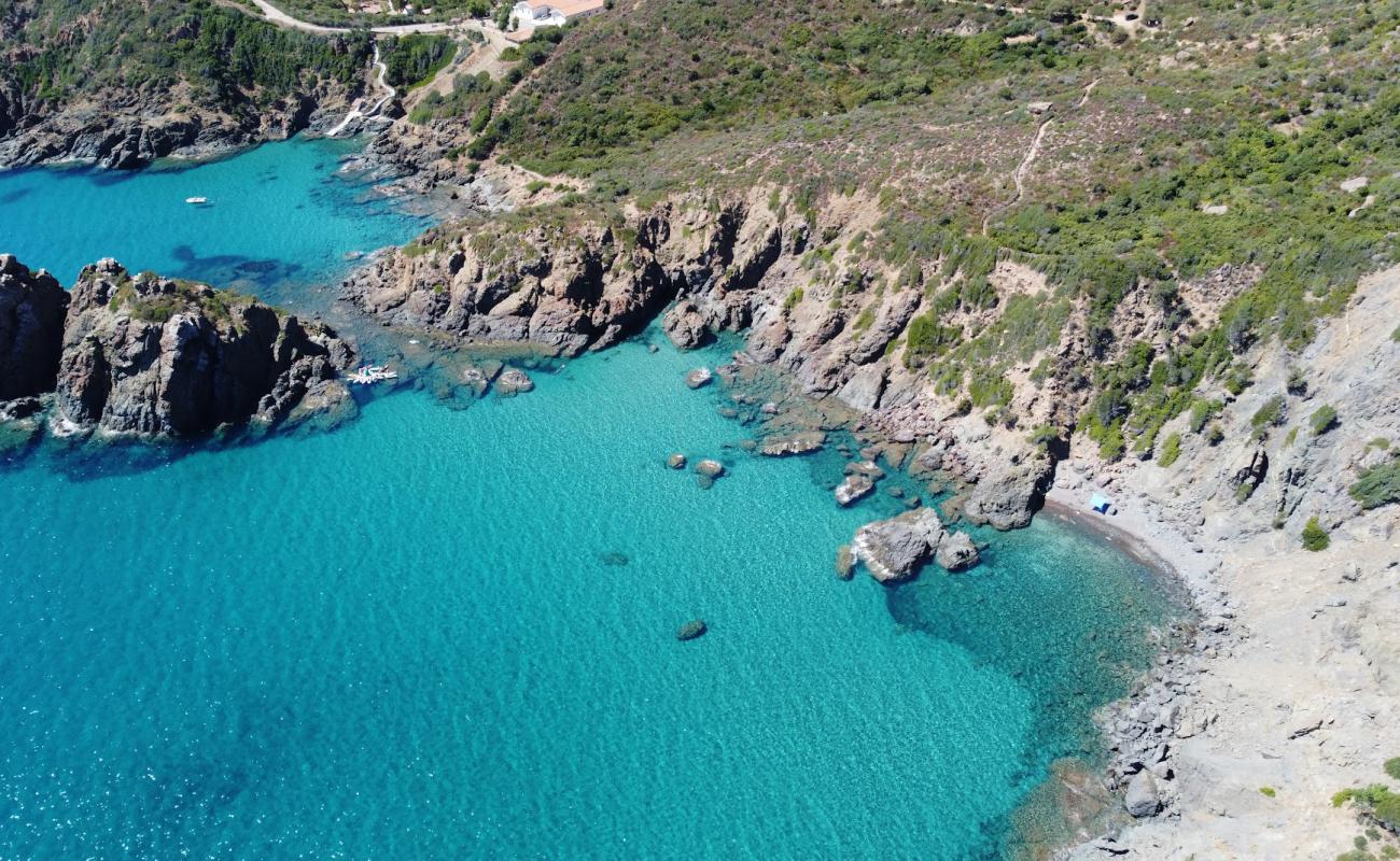 Cala d'Arcu Silibedda Beach'in fotoğrafı gri çakıl taşı yüzey ile
