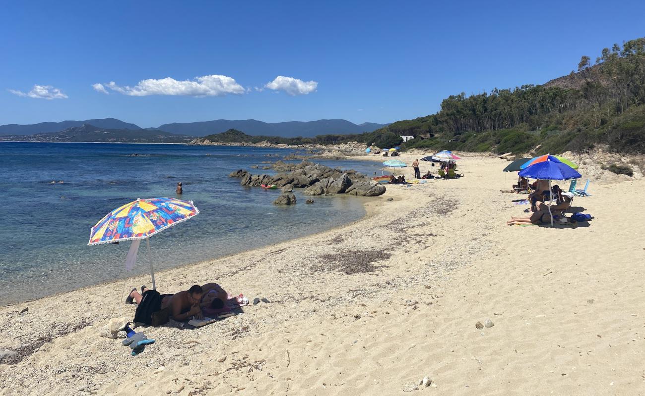 Perda S'Acchiloni Beach'in fotoğrafı bej kum ve kayalar yüzey ile