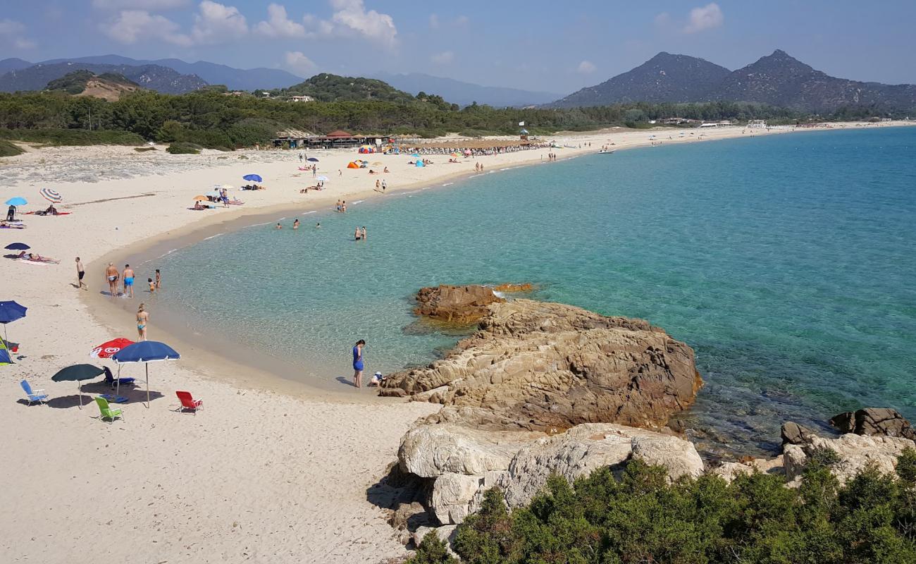 Cala Sinzias Beach'in fotoğrafı açık bej kum yüzey ile