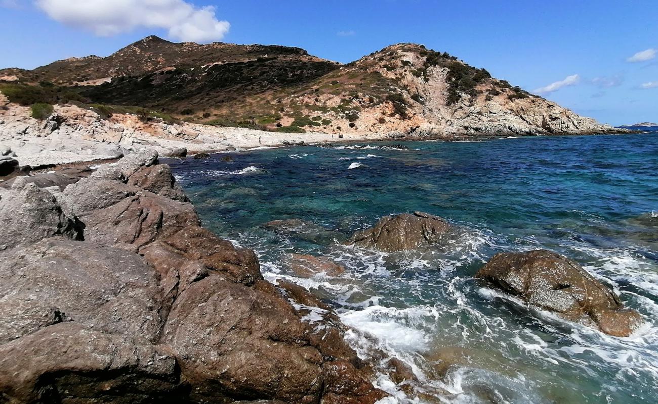 Spiaggia Ramiste'in fotoğrafı taşlar yüzey ile