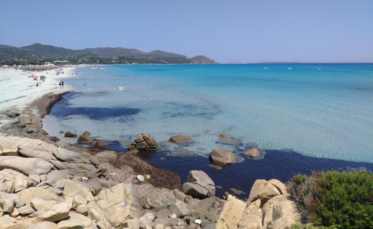 Spiaggia di Simius'in fotoğrafı parlak ince kum yüzey ile