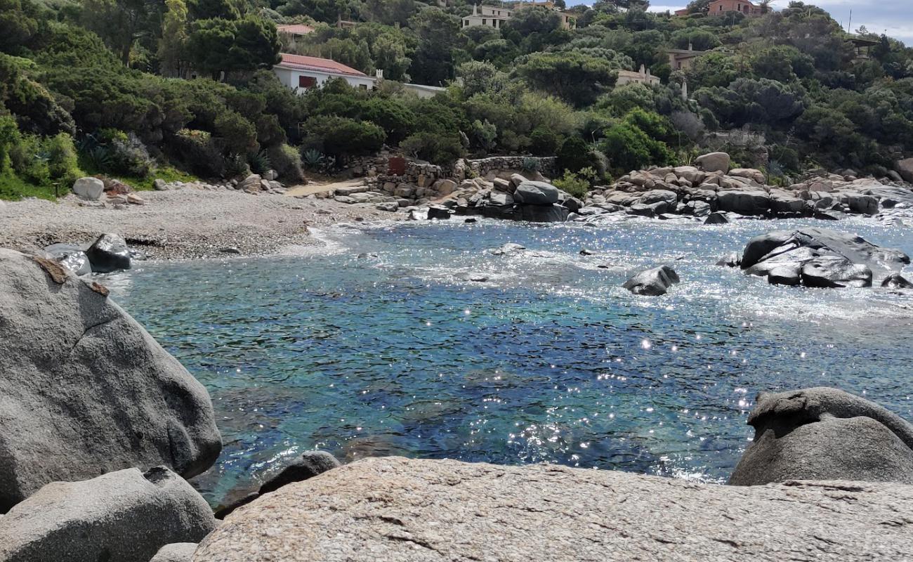 Caletta di Baccu Mandara'in fotoğrafı gri çakıl taşı yüzey ile