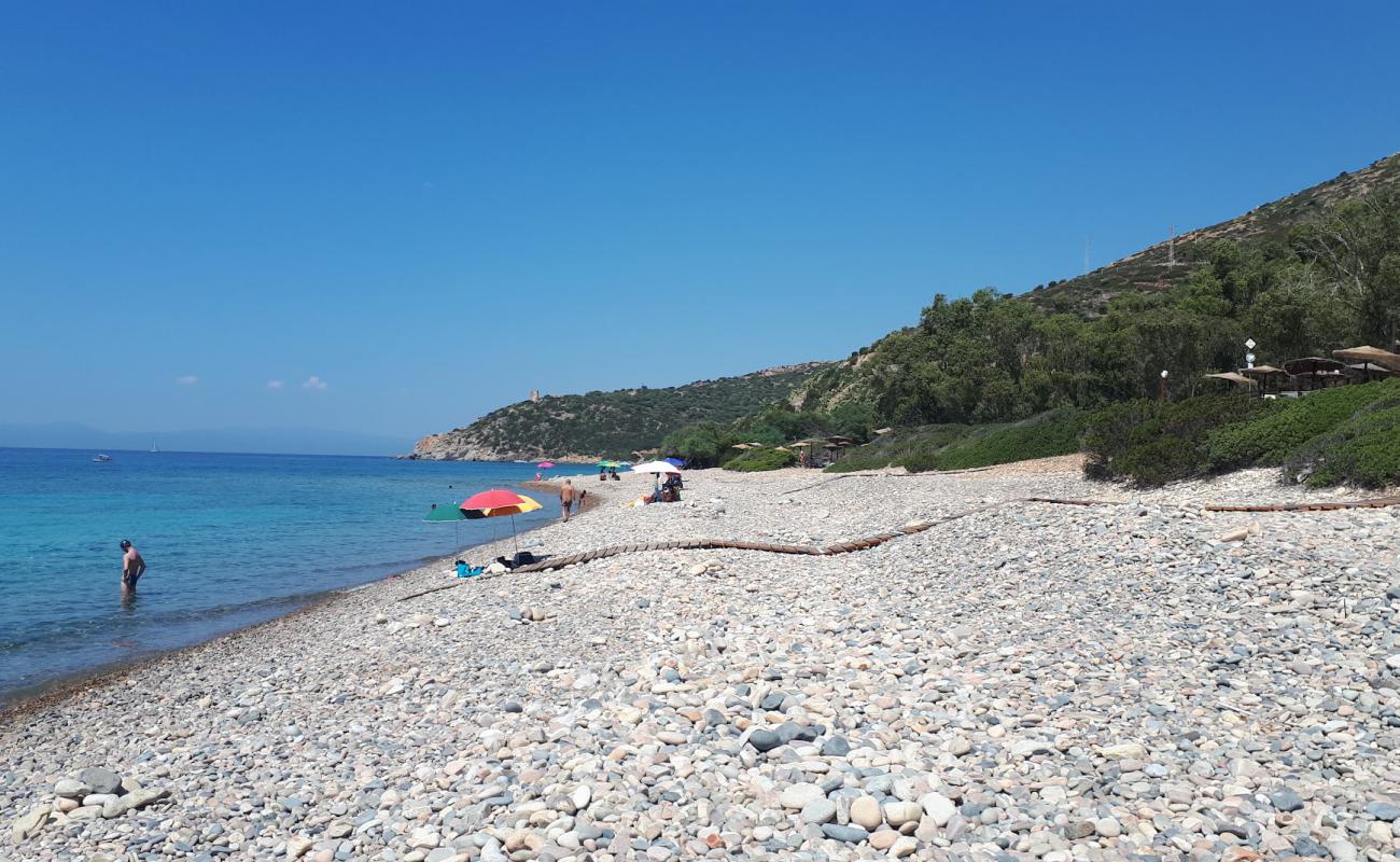 Spiaggia Is Canaleddus'in fotoğrafı gri çakıl taşı yüzey ile