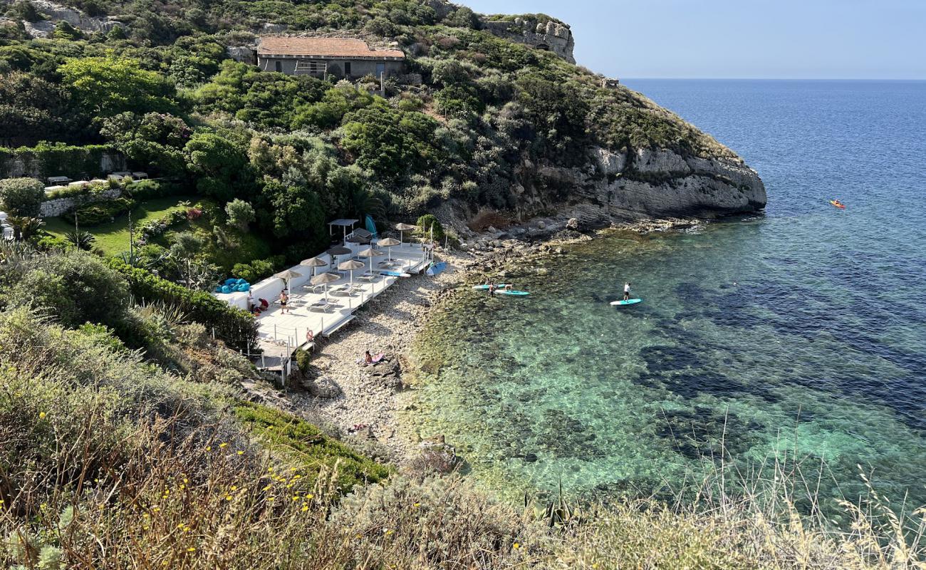 Cala Murr'e Porcu Beach'in fotoğrafı kayalık arazi yüzey ile
