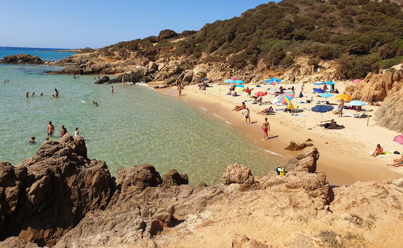 Cala del Morto Beach'in fotoğrafı açık bej kum yüzey ile