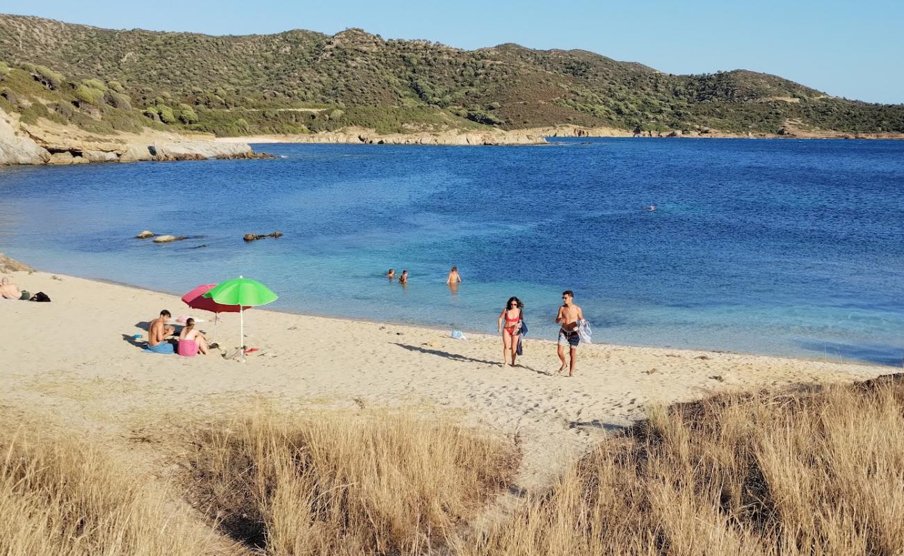 Spiaggia di Larboi'in fotoğrafı hafif ince çakıl taş yüzey ile