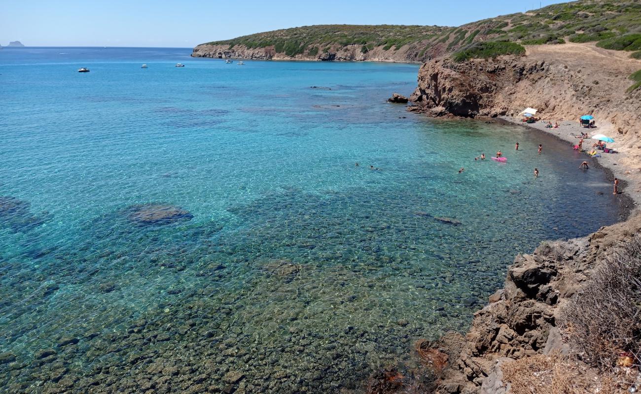 Spiaggia di Turri'in fotoğrafı gri ince çakıl taş yüzey ile