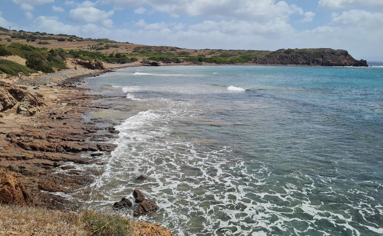 Spiaggia di Capo Sperone'in fotoğrafı taşlı kum yüzey ile