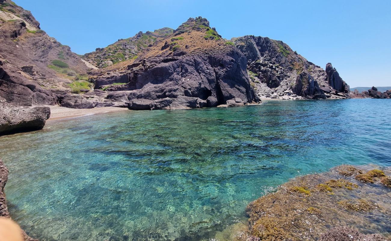Porto Raffa Beach'in fotoğrafı küçük bej çakıl yüzey ile