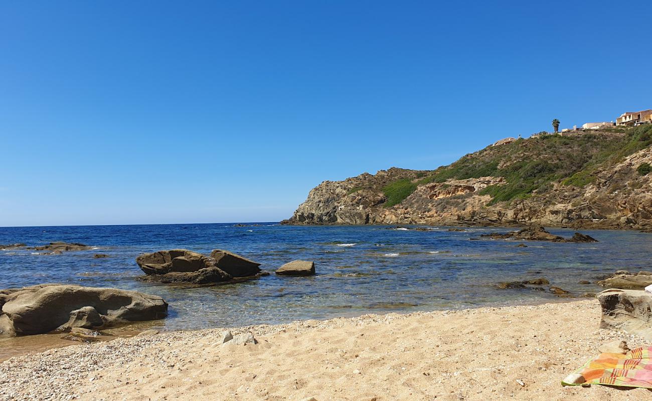 Cala Is Cannisonis'in fotoğrafı parlak kum ve kayalar yüzey ile