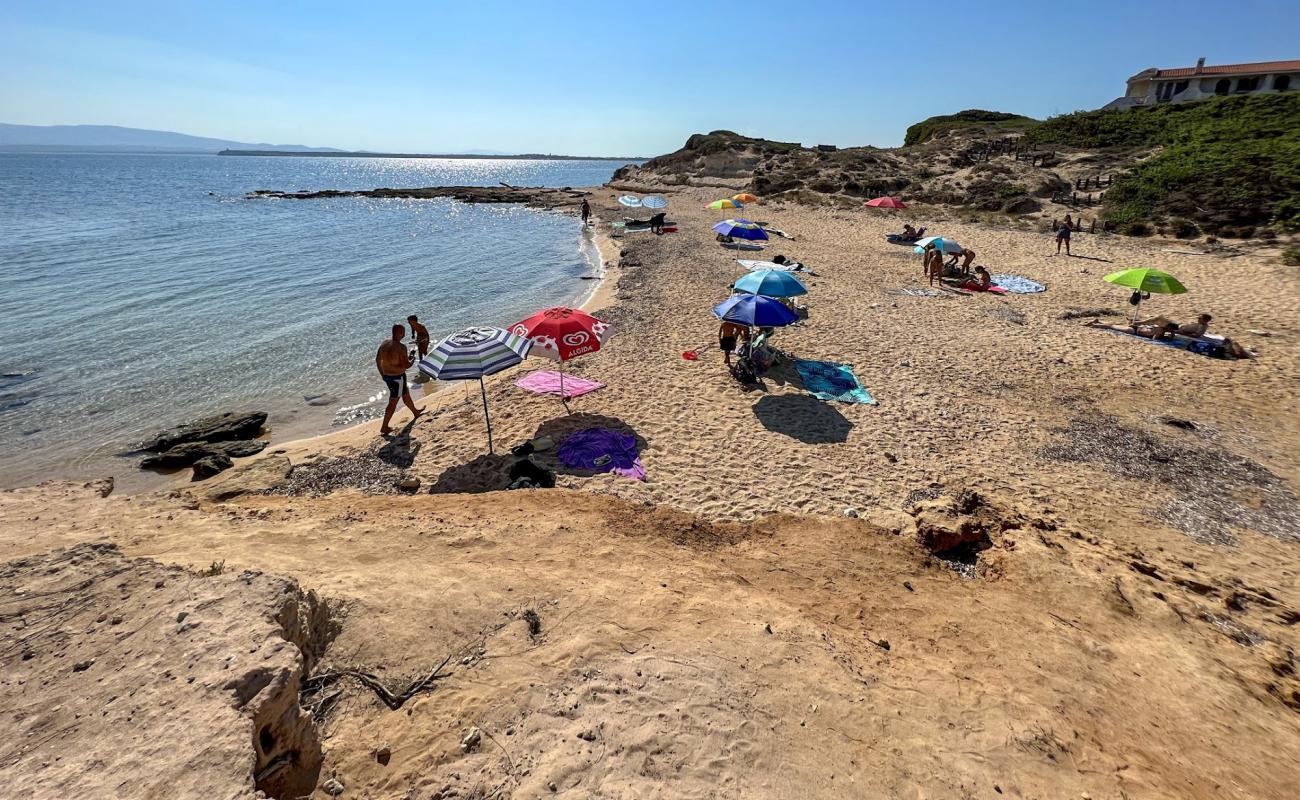 Spiaggia Su Pallosu'in fotoğrafı parlak kum yüzey ile