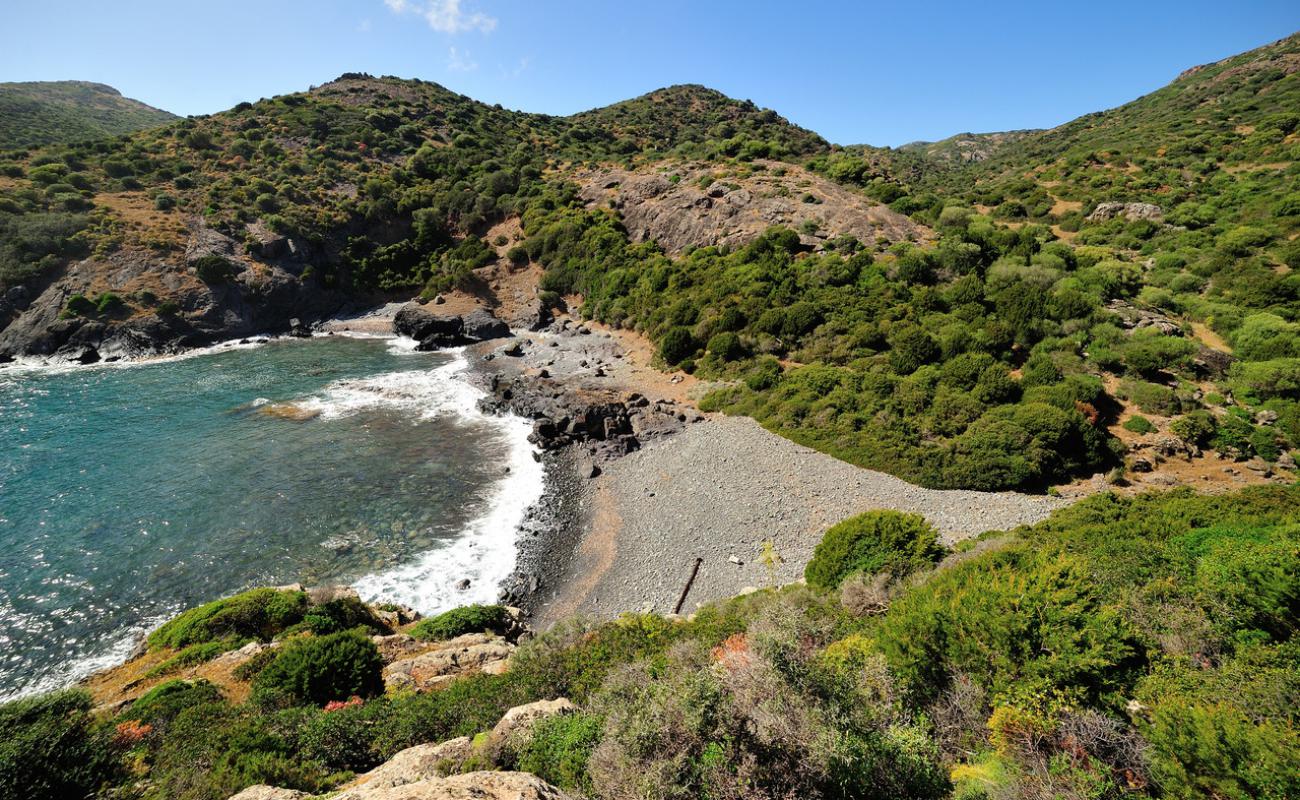 Cala Bernardu'in fotoğrafı gri çakıl taşı yüzey ile