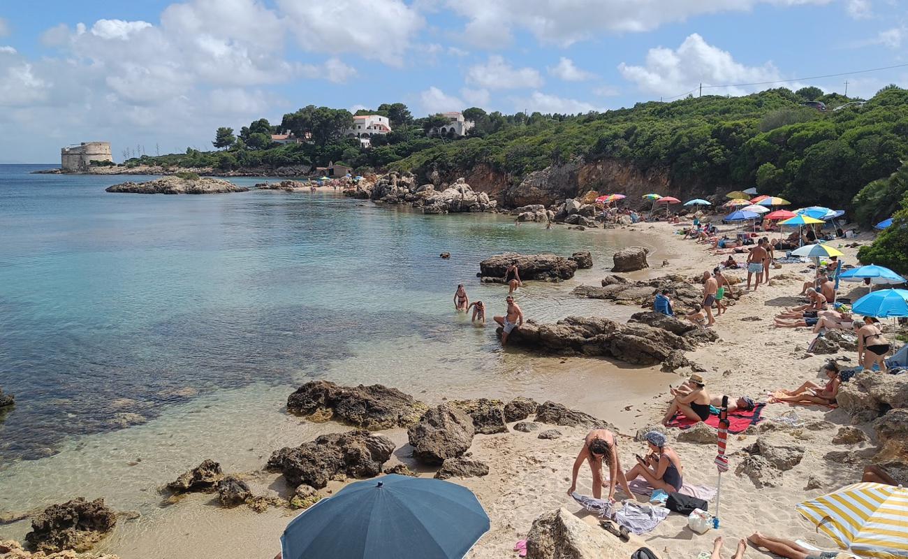 Cala Spinosa di Alghero Beach'in fotoğrafı açık bej kum yüzey ile