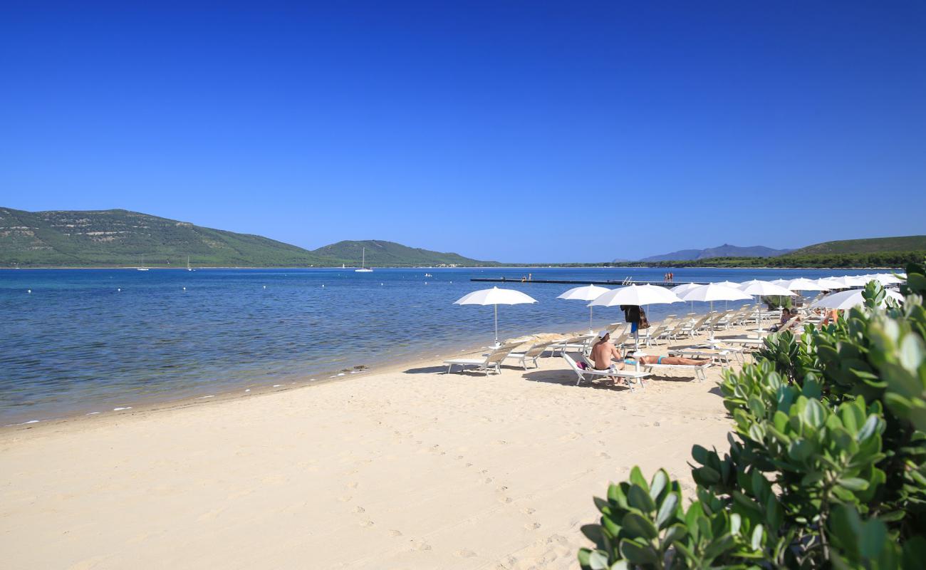 Spiaggia di Maristella'in fotoğrafı parlak kum yüzey ile